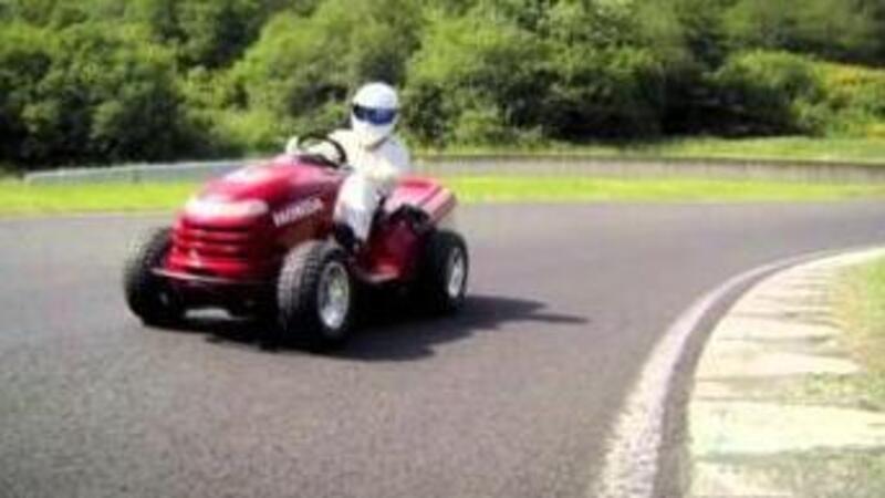 Con la Honda a 210 km/h, ma non &egrave; una moto! Ecco il tosaerba da record [VIDEO]