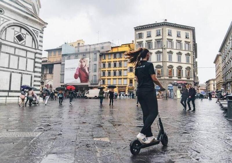 Monopattini elettrici. Firenze riprova a introdurre l&#039;obbligo del casco