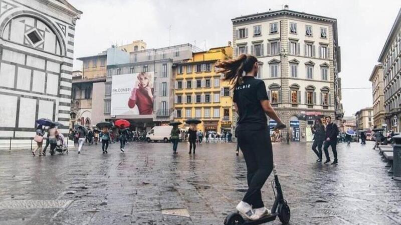 Monopattini elettrici. Firenze riprova a introdurre l&#039;obbligo del casco