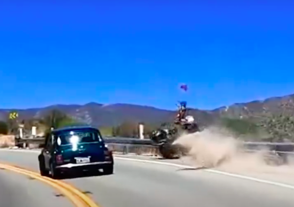  [VIDEO] Quel sorpasso di troppo: tragedia sfiorata per uno spericolato motociclista