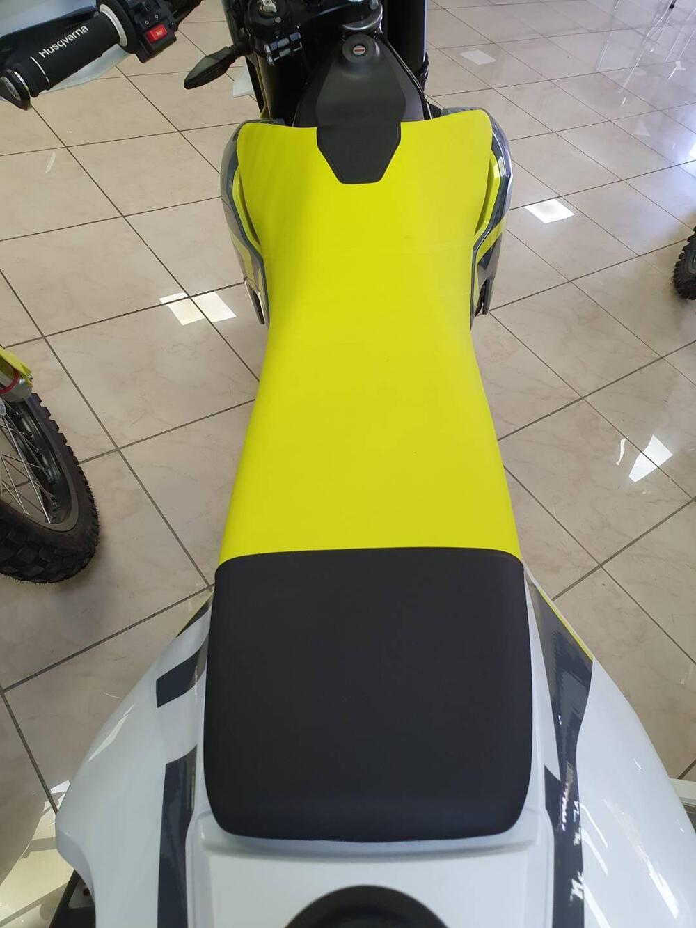 Sella Husqvarna 701 (4)