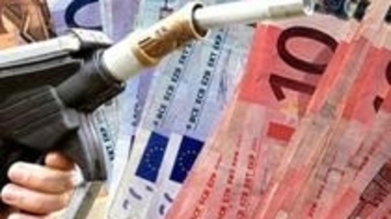 Benzina: previsto un aumento di 6,5 centesimi. I Ministeri frenano