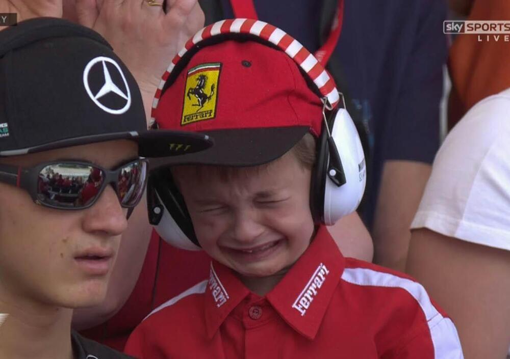 Il piccolo tifoso (disperato) di Kimi Raikkonen adesso corre con i kart... con un numero speciale