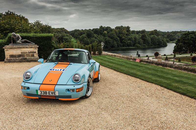 Puristi, chiudete gli occhi: arriva la Porsche 964 elettrica con livrea Gulf