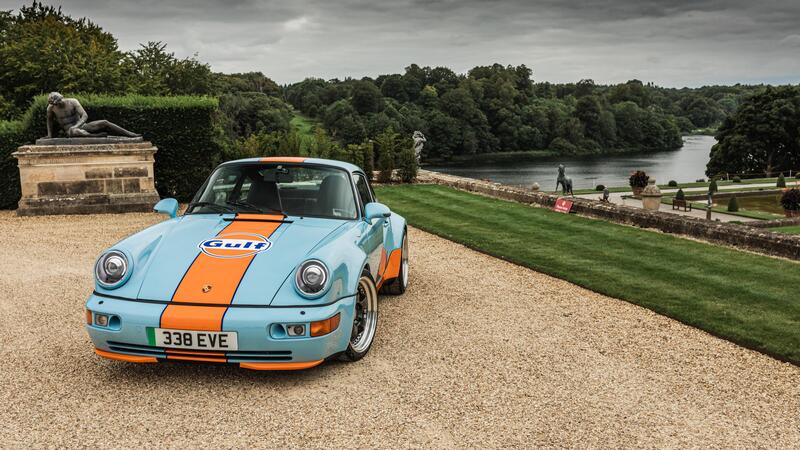 Puristi, chiudete gli occhi: arriva la Porsche 964 elettrica con livrea Gulf