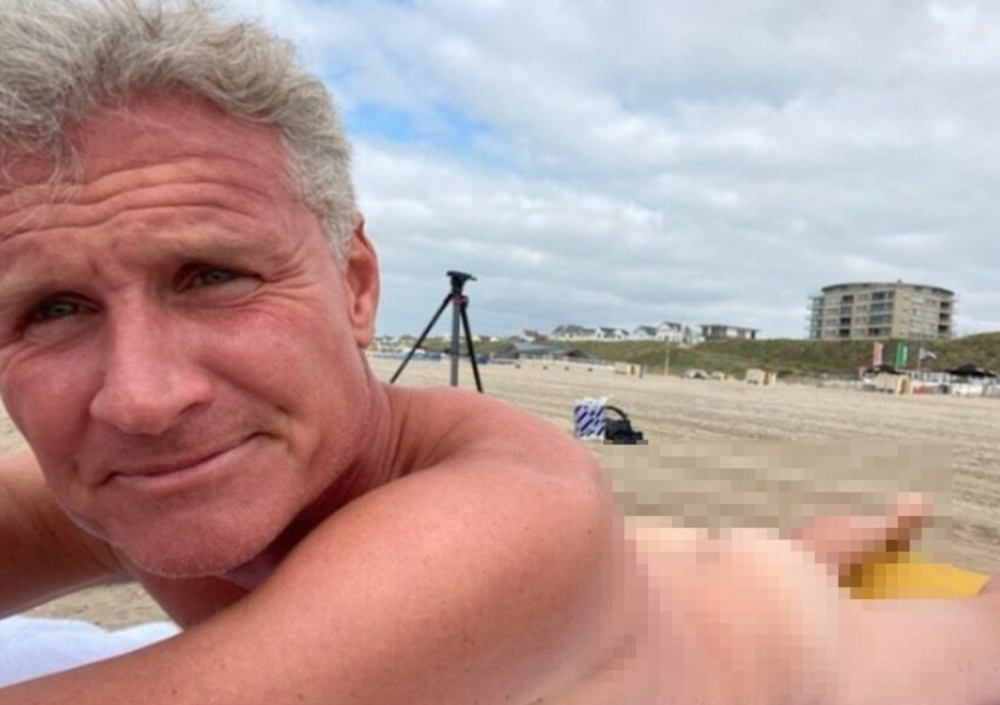 David Coulthard si prepara per Zandvoort a modo suo: il selfie del pilota nudo in spiaggia