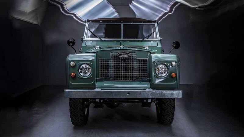 Lo storico Land Rover Defender diventa elettrico con Everrati