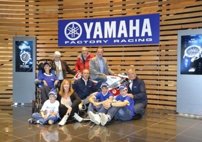 Agostini e Cadalora consegnano la Yamaha TZ-250 per beneficenza 