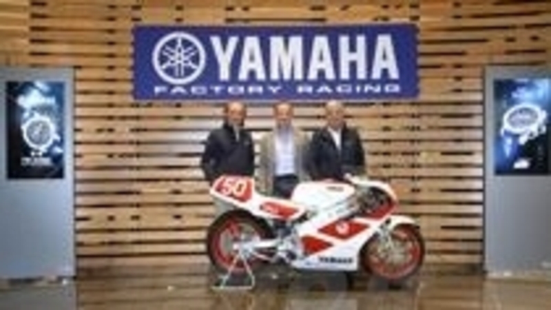 Agostini e Cadalora consegnano la Yamaha TZ-250 per beneficenza 