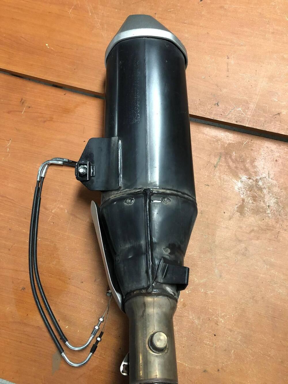 Scarico originale Yamaha FZ1 (2)