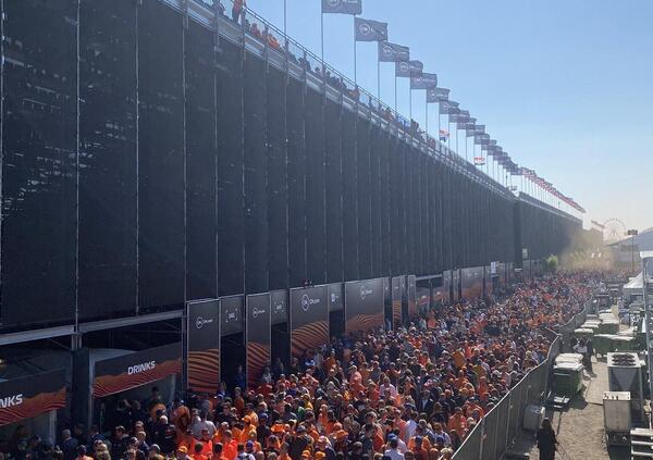 [VIDEO] A Zandvoort folla in delirio per Verstappen: i video degli Orange dopo la pole di Max