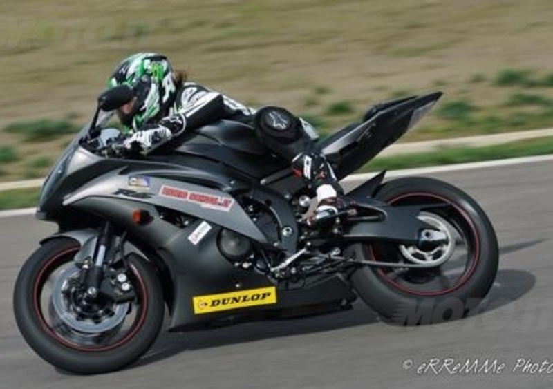  Kiara Fontanesi in pista sulla Yamaha R6 alla Riding School