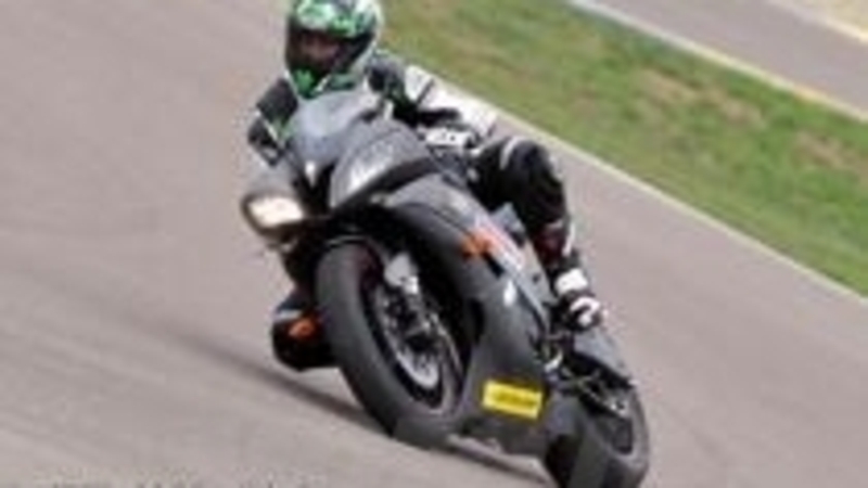  Kiara Fontanesi in pista sulla Yamaha R6 alla Riding School