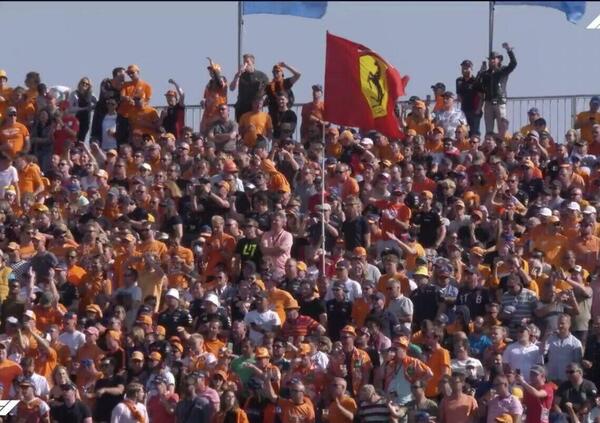 C&#039;&egrave; un pazzo che ha sfidato gli Orange presentandosi a Zandvoort con la bandiera Ferrari (ed &egrave; il nostro mito)