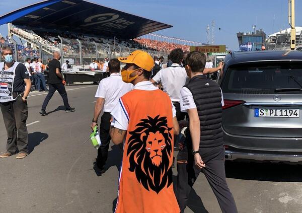Daniel Ricciardo tifa per Verstappen: il video dell&#039;australiano tra gli Orange di Zandvoort [VIDEO]