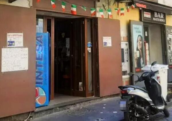 Napoli,  tabaccaio fugge in scooter  con il &ldquo;gratta e vinci&rdquo;  da 500 mila euro  di un&rsquo;anziana cliente
