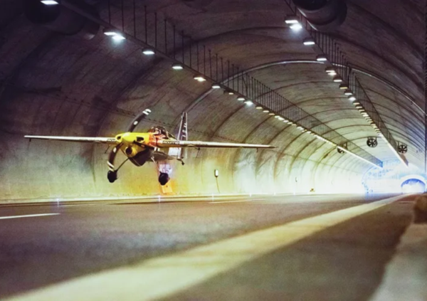Dario Costa vola sotto due tunnel autostradali e nella storia: per lui cinque Guinness World Record [VIDEO]