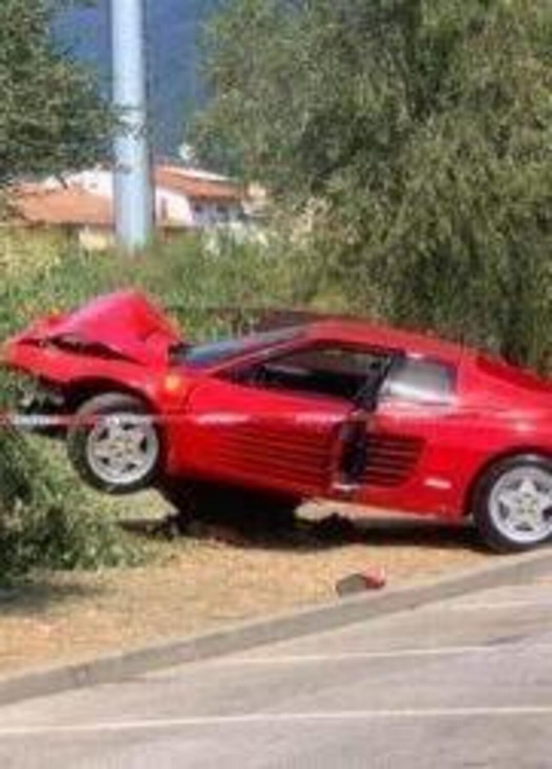 Settantenne distrugge una Ferrari Testarossa a Montemurlo: “Volevo fare un video”