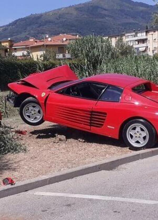 Settantenne distrugge una Ferrari Testarossa a Montemurlo: &ldquo;Volevo fare un video&rdquo;