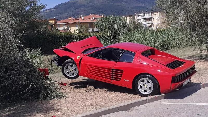 Sgommate finite male per il settantenne che ha distrutto la propria Ferrari Testarossa