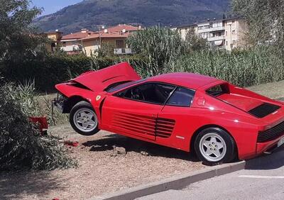 Sgommate finite male per il settantenne che ha distrutto la propria Ferrari Testarossa