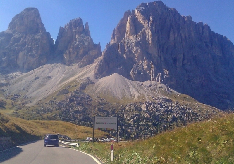 Per tutelare le Dolomiti: dal 2022 meno auto sulle strade di montagna