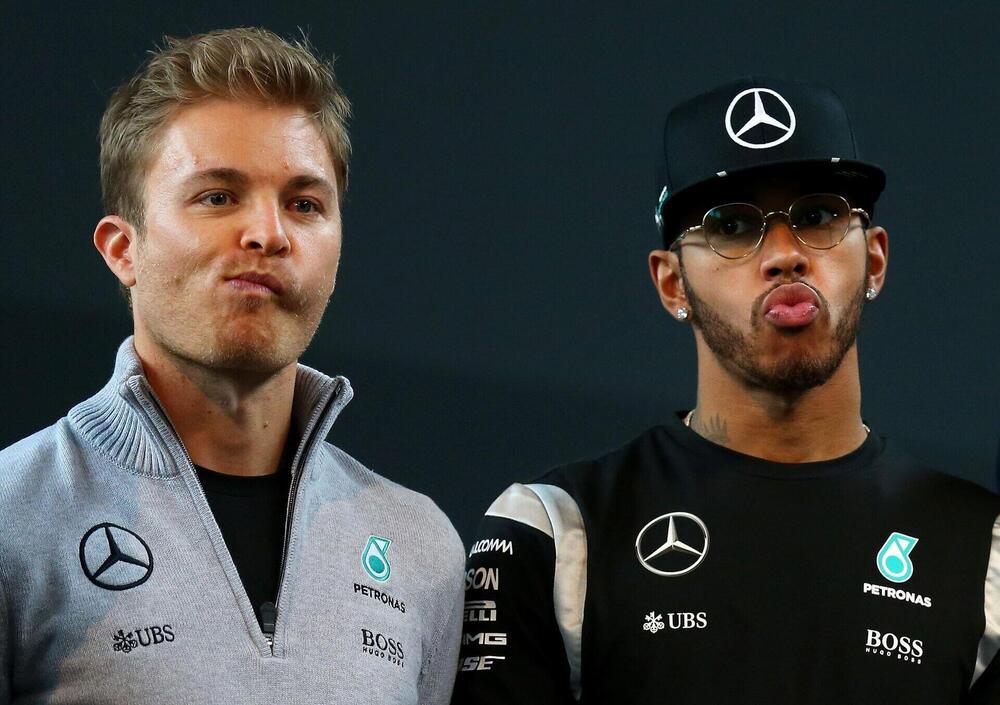 [VIDEO] Nico Rosberg chiede &quot;Non ci sono giornalisti, vero?&quot; e poi asfalta la coppia Hamilton-Bottas