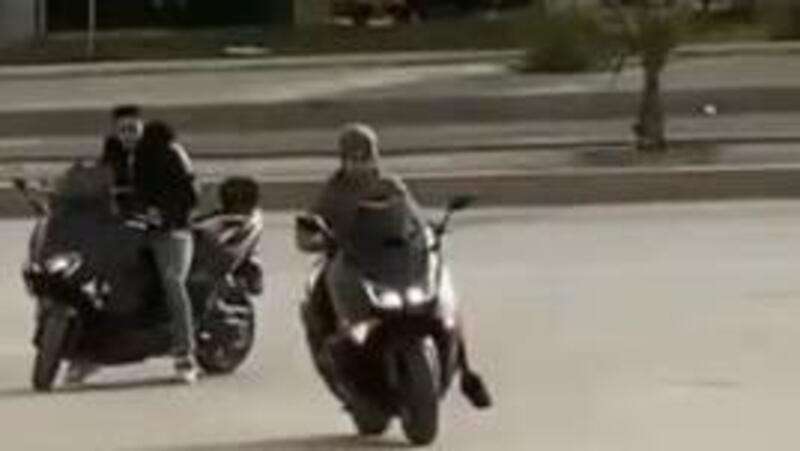 Scooter fun: l&rsquo;arte del traverso secondo la banda dei T-Maxisti [VIDEO]