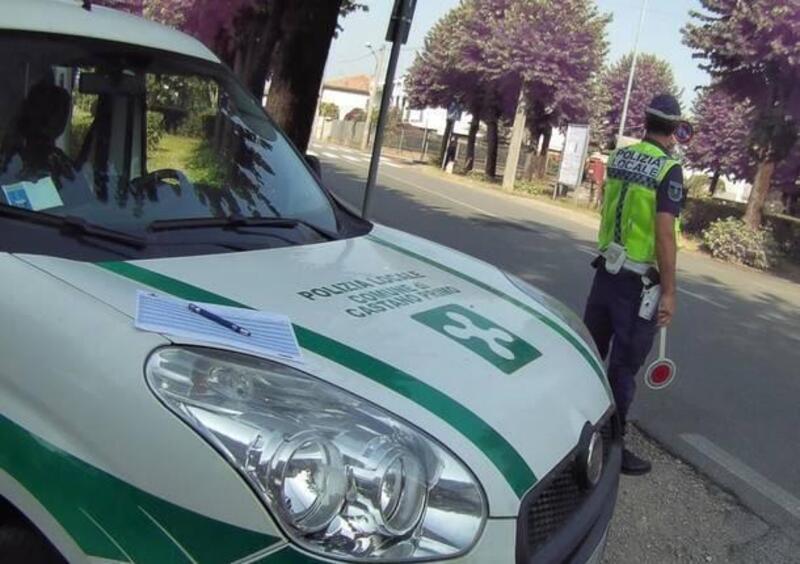 Castano Primo (MI): senza patente gira in moto tra i banchi del mercato