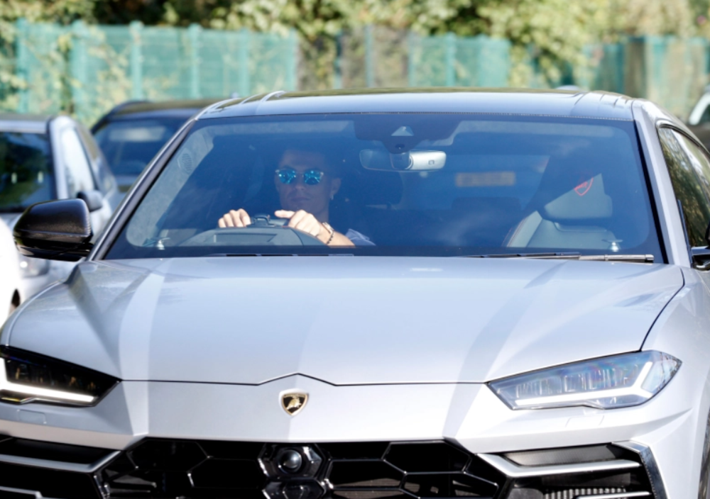 Cristiano Ronaldo scappa di nuovo: stavolta dai fan, su una Lamborghini Urus [FOTO e VIDEO]