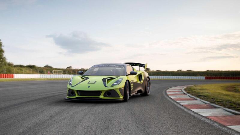 Lotus Emira GT4, il canto del cigno del benzina con 400 cavalli e trazione posteriore