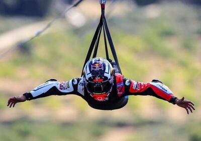 Dopo il viaggio con la Ducati Darmah, per Johann Zarco la sfida in volo con Jack Miller, Alex Rins e Brad Binder [VIDEO e FOTO]