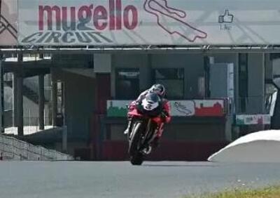 Max Biaggi (impenna) al Mugello con l’Aprilia RSV4: “Stesse sensazioni della MotoGP” [VIDEO]