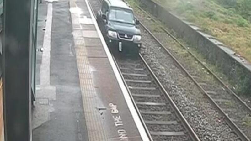 Il SUV che si credeva un treno: il viaggio sui binari termina in prigione [VIDEO]