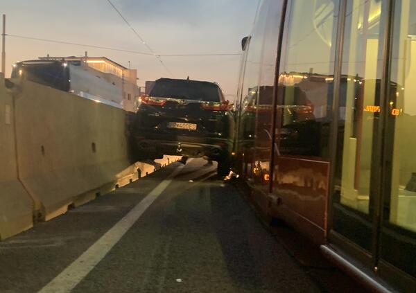 Venezia, turista si scontra con il tram e blocca il traffico sul Ponte della Libert&agrave;