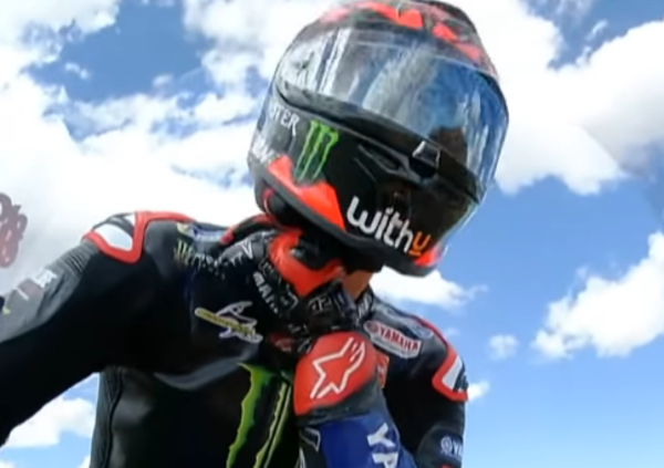 La Ducati &egrave; biposto, la Yamaha no: Fabio Quartararo infastidito dal passeggero [VIDEO]