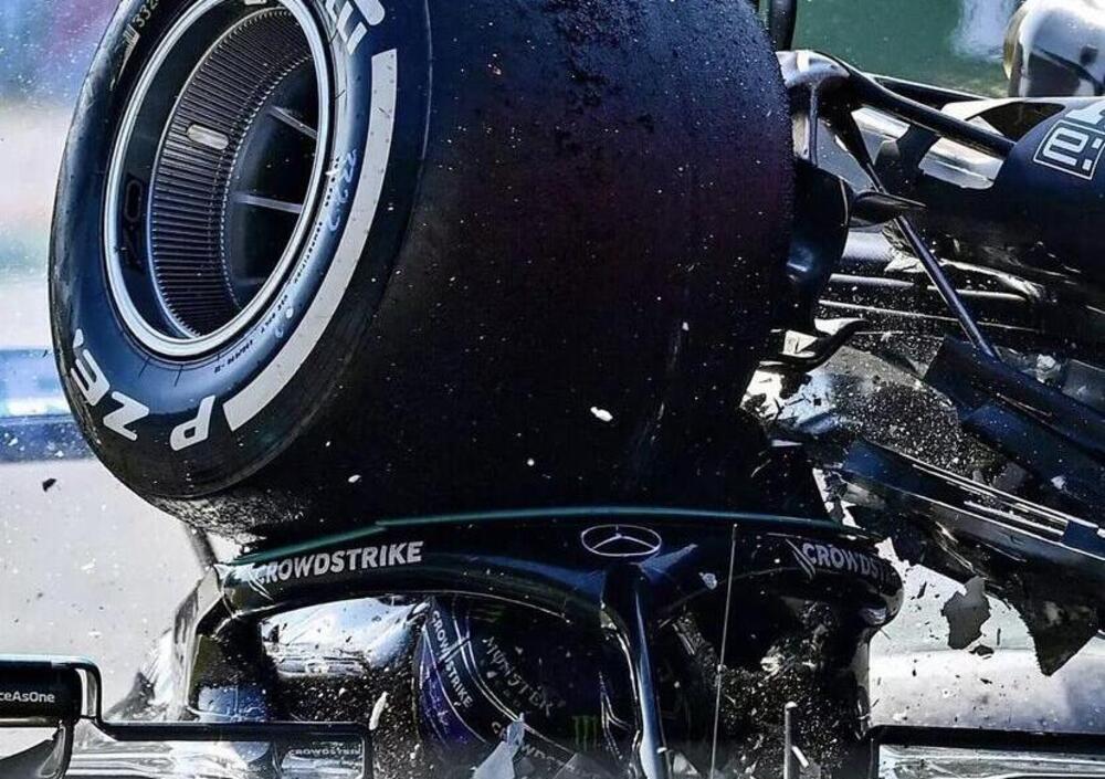 Verstappen, Hamilton e l&#039;halo della salvezza: le impressionanti immagini dell&#039;incidente a Monza
