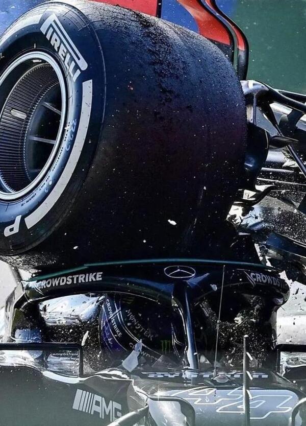 Verstappen, Hamilton e l&#039;halo della salvezza: le impressionanti immagini dell&#039;incidente a Monza