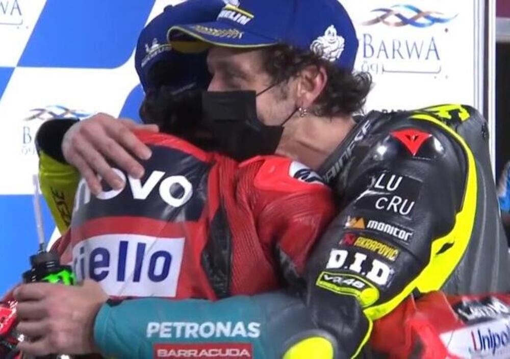  [VIDEO] Che bello l&rsquo;abbraccio tra Valentino Rossi e Pecco Bagnaia (e l&rsquo;esultanza nel box Ducati)