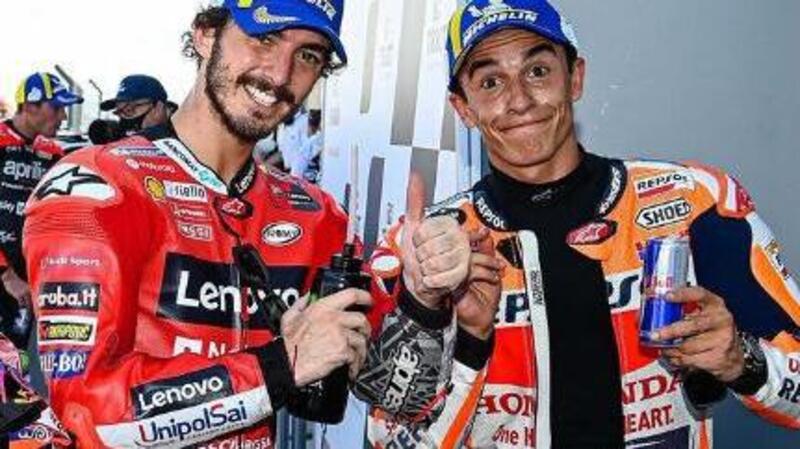 Dopo il duello con Pecco Bagnaia, per Marc Marquez neanche la forza di svitare un tappo [VIDEO]