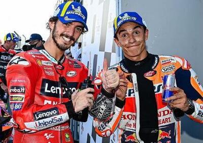 Dopo il duello con Pecco Bagnaia, per Marc Marquez neanche la forza di svitare un tappo [VIDEO]