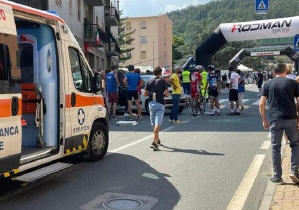 Paura in gara: un&#039;auto travolge quattro ciclisti durante la Granfondo delle Alpi Liguri