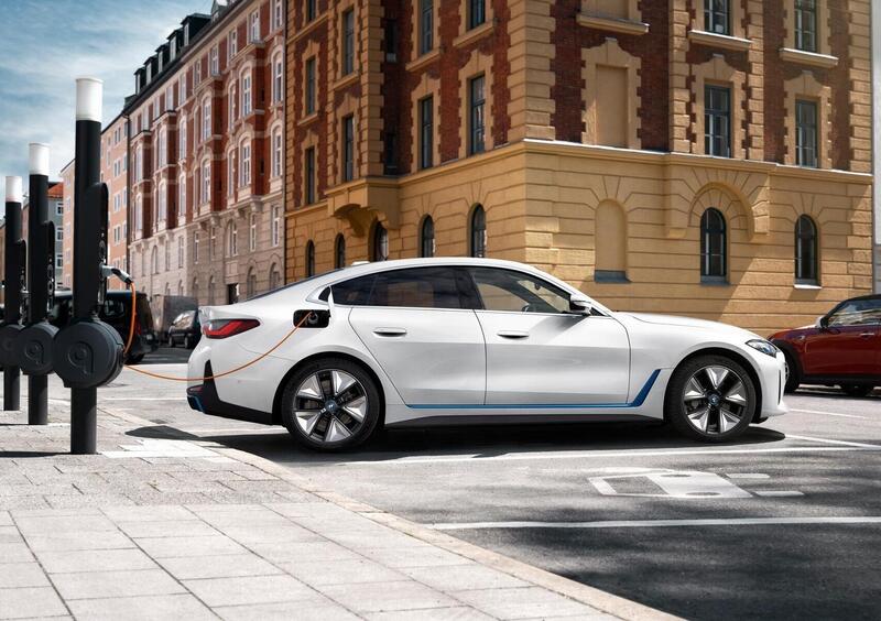 BMW i4 (2021-->>) (20)