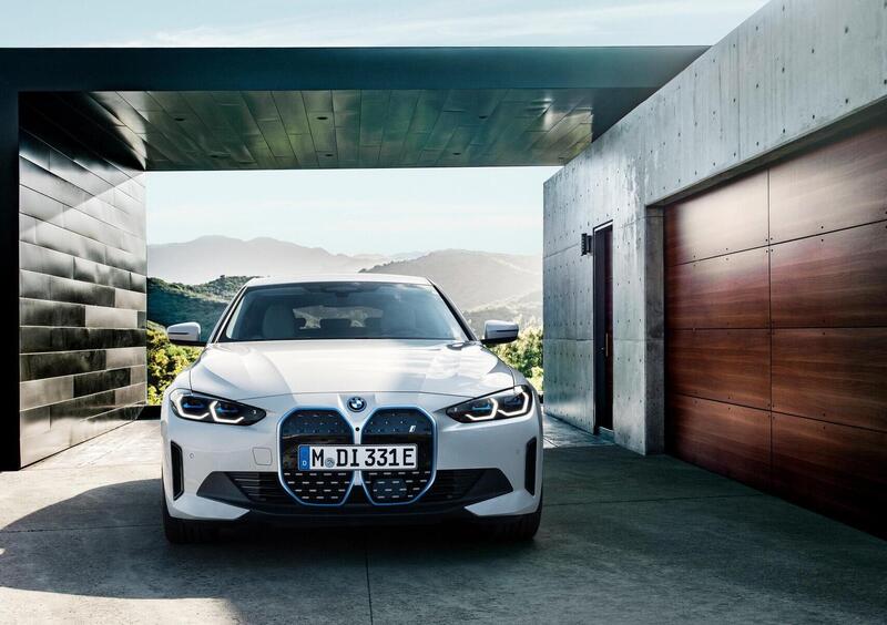 BMW i4 (2021-->>) (21)