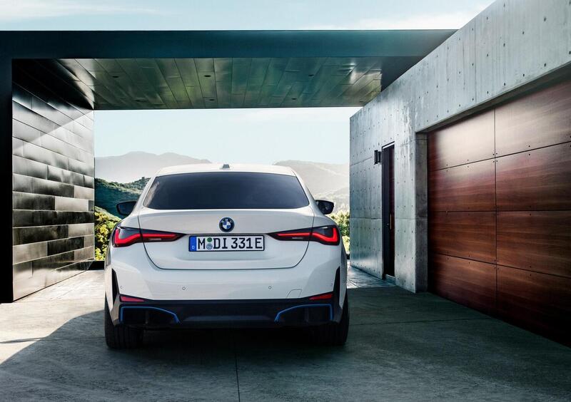 BMW i4 (2021-->>) (23)