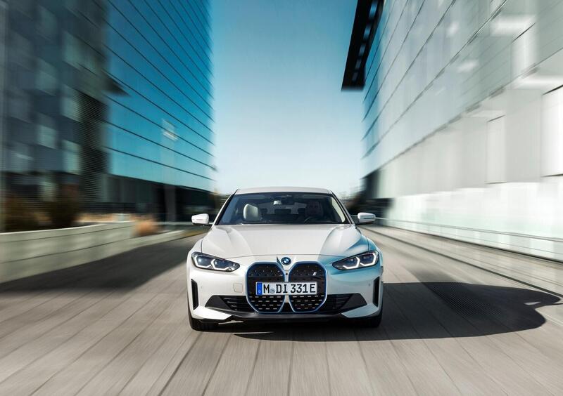 BMW i4 (2021-->>) (25)