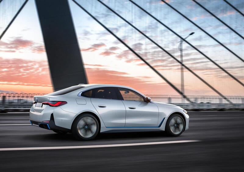 BMW i4 (2021-->>) (28)