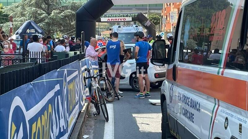 Savona: con la Panda travolge ciclisti in gara durante la volata [VIDEO]