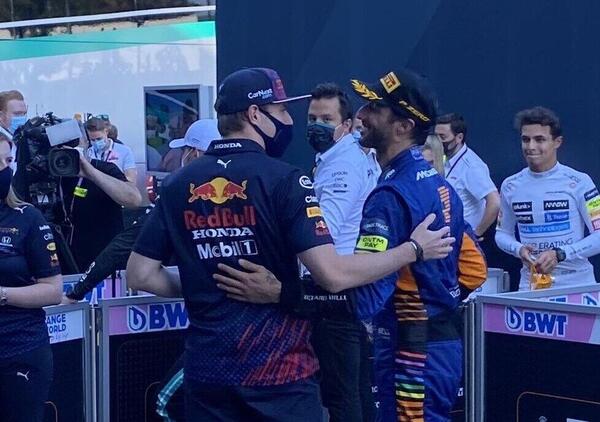 [VIDEO] Verstappen interrompe le interviste per congratularsi con Ricciardo... e spiegargli l&#039;incidente con Hamilton
