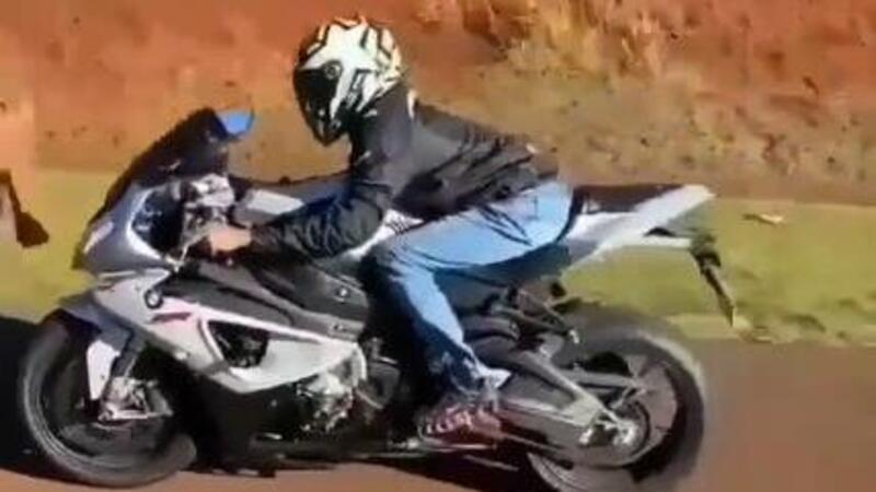 Con la BMW S1000RR il sorpasso &egrave; da sotto! [VIDEO]